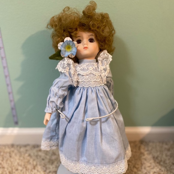 ❄️Porcelain Collectors Doll❄️ - Picture 5 of 5